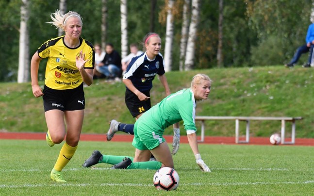 Jenna Tunkkari gör matchens enda mål för Myran efter att ha rundat NJS-målvakten Annika Kulha.