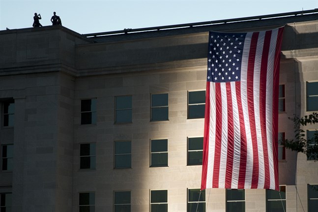 En amerikansk flagga hängd över Pentagon. Arkivbild.