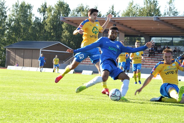 Norrvallas Kassim Luqman fick inte mycket utrymme då Krafts mittbackar Muhamed Omic (på bild) och Jens Nygård var på tårna.