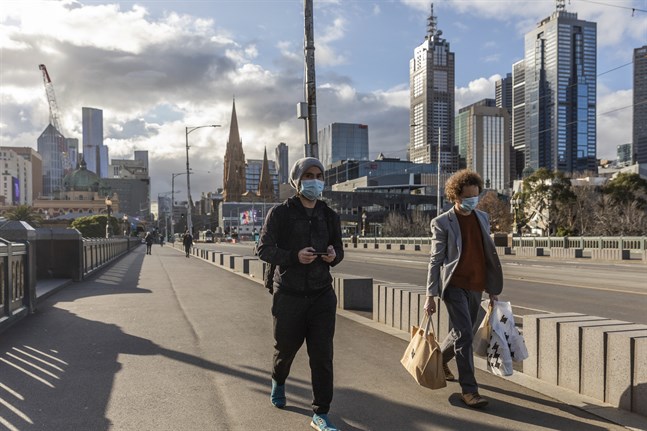 Utegångsförbud och krav på munskydd råder i Melbourne.