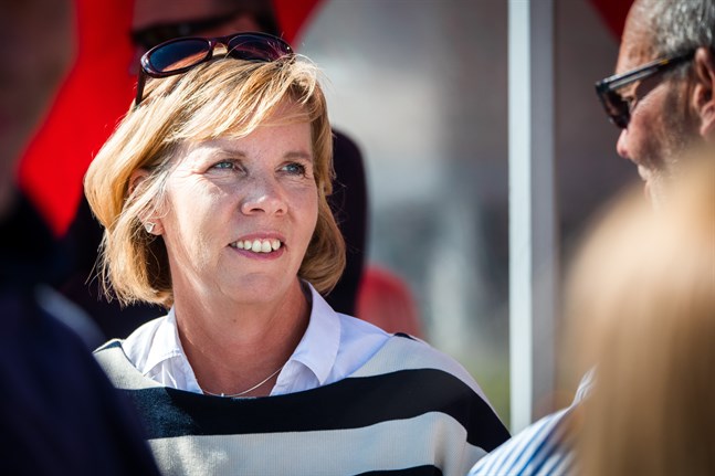 Språklagen är tydlig, och det är myndigheternas och deras ansvariga ministerier som ska se till att den efterföljs, säger justitieminister Anna-Maja Henriksson om den senaste tiden brister i svensk service hos nödcentraler och räddningsverk.