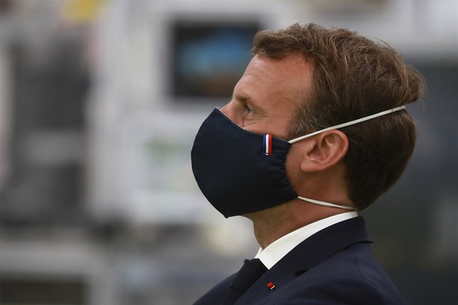 Frankrikes president Emmanuel Macron, som bär munskydd på bilden. Arkivbild.