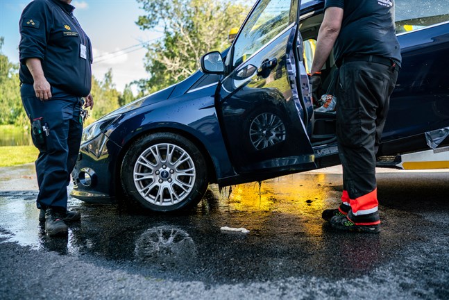 Personbilen en kort stund efter att den hade dragits upp ur Kronoby å av räddningsverket.