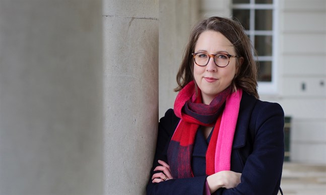Journalisten Charlotta Buxton från Jakobstad är bosatt i Storbritannien, och har skrivit om landet i tio år.