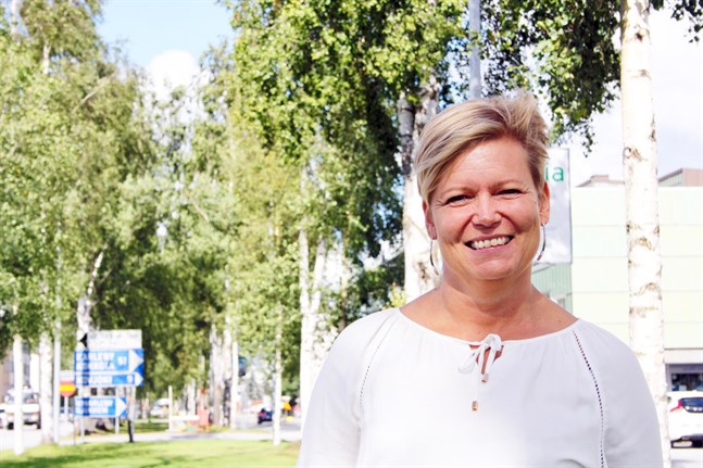 Tina Nylund har meddelat att hon slutar som välfärdschef i Nykarleby stad. Som bäst är hon tjänstledig för att jobba med ett projekt finansierat av Business Finland. Till hösten väntar ett nytt chefsjobb inom den privata sektorn.