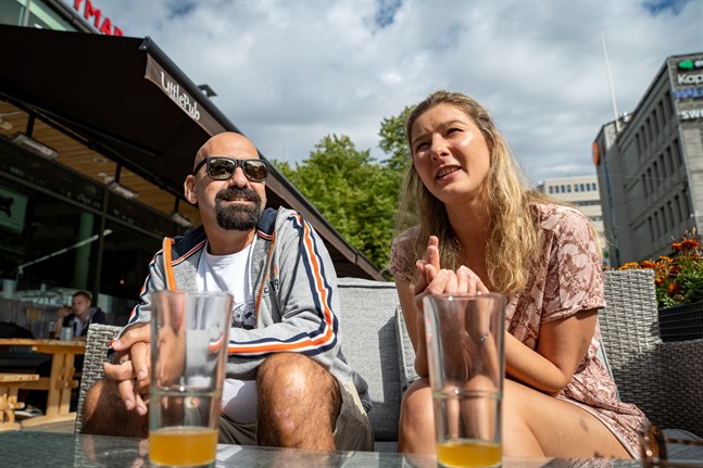 Hasan Habes tycker att endast uteserveringarna borde vara öppna. Ingrida Grigaityte efterlyser personligt ansvar bland gästerna.