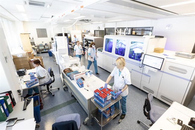 Österbotten börjar få snabbar svar om eventuella muterade coronavirus när Fimlabs laboratorium i Tammerfors nu kan sekvensera för det.