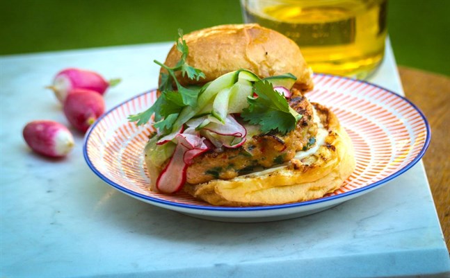 Grymt god laxburgare med thailändska smaker och fräsch gurkslaw.