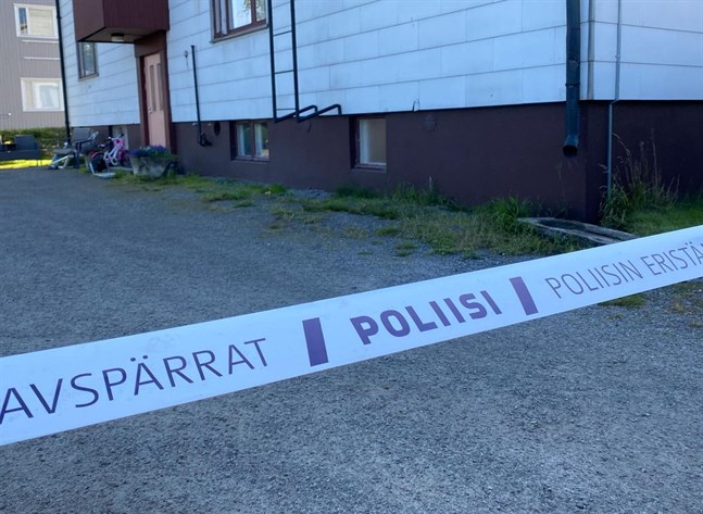 Polisen har spärrat av ett flerbostadshus i London.
