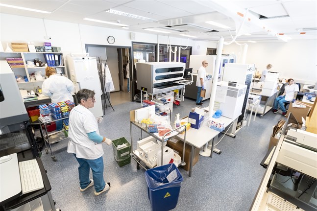 Här, vid Fimlabs centrallaboratorium i Tammerfors, analyseras coronaproverna från fem sjukvårdsdistrikt. Men just nu har man svårt att hinna med.