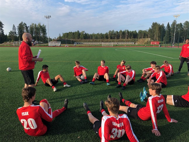 Palaver inför hemmamatchen mot Kauhavan Kanuunat. Spelarna lyssnar på David Sundelin, ansvarig tränare. LBK rodde hem en storseger, 13-0.