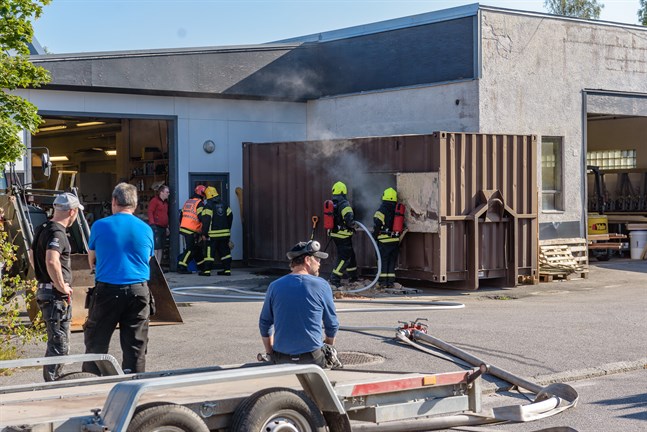 Brand i spånkontainer utanför snickeri på Solleftegatan i Nykarleby. 20.8.2020.