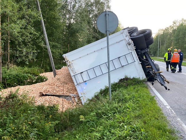 En långtradares släp har hamnat i diket.