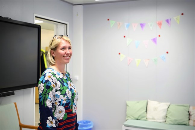 "Välkommen till skolan" står det på vimplarna. Rektor Jessica Majors har välkomnat eleverna i Petalax till en tillfällig skola det här läsåret.