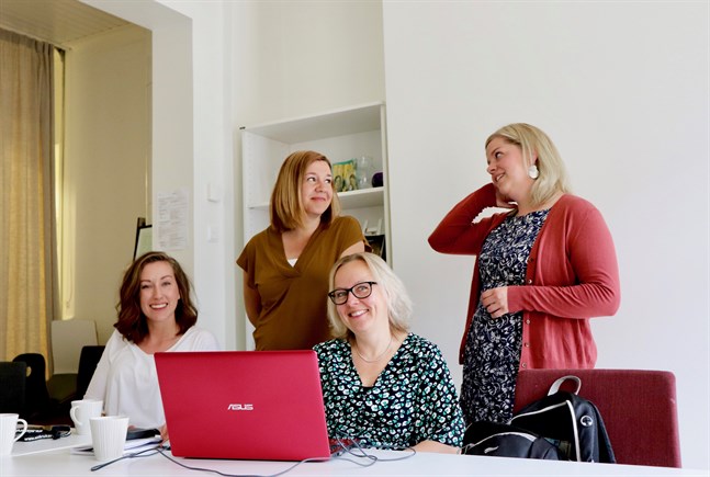 Nea Bäck, Sofia Sundholm, Eva Asplund och Sandra Högström jobbar på Understödsföreningen för
Svenskspråkig Missbrukarvård. USM fyller 30 år och firar det med en välgörenhetsgala.