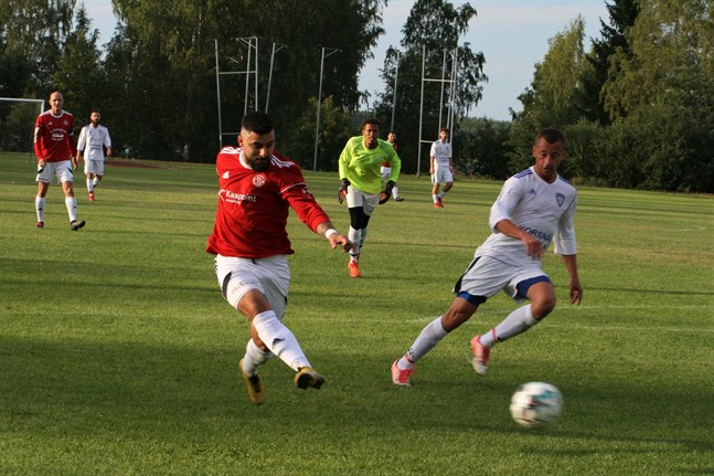 Bekir Kadic rullar här in 1–0 för Kaskö IK. Bakom har Korsnäs FF:s målvakt Jared Maloney blivit överspelad och mittbacken Edin Halilcevic hinner inte stoppa målet.