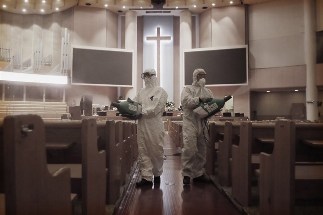 En kyrka i Sydkoreas huvudstad Seoul desinficeras. Arkivbild