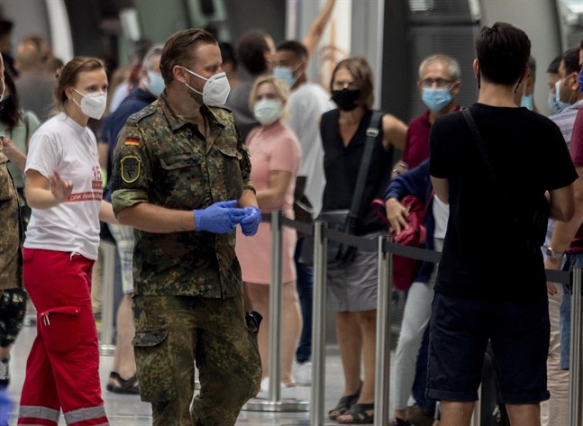 En tysk soldat hjälper till att organisera provtagning för covid-19 på flygplatsen i Frankfurt. Arkivbild.