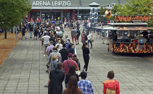 Volontärer på väg till Arena Leipzig för att delta i studien "Restart-19", där 1 500 personer ser en musikkonsert inomhus för att ge forskare svar på hur covid-19 sprids vid stora inomhusevenemang.