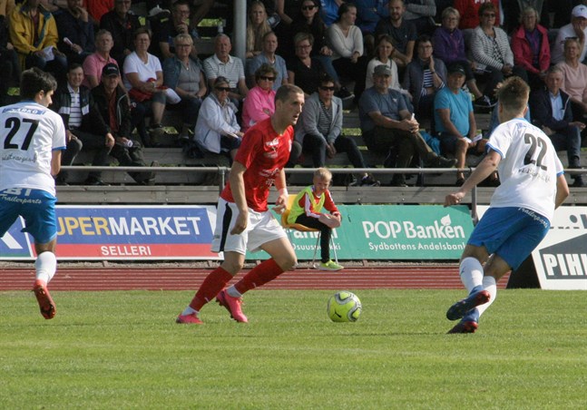 Sportings Nedim Ibric var matchens bästa spelare. Här jagas han av Lavi Marca och Jacob Lapveteläinen.