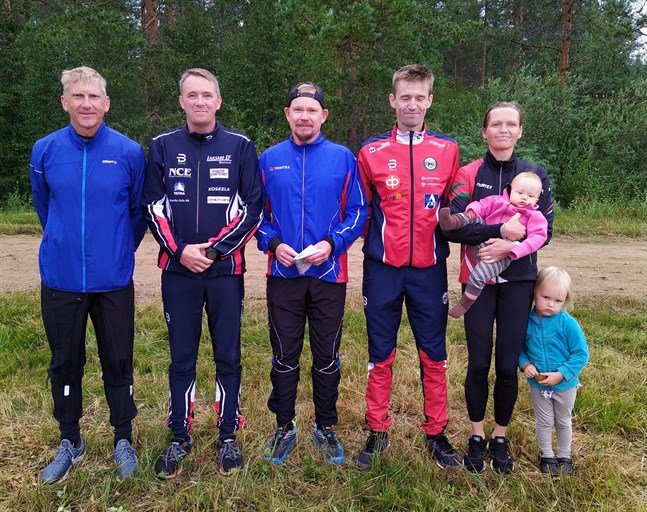 Larsmo vann landskapsstafetten med laget Johnny Fagerholm, Tomas Lillqvist, Niklas Lindell, Kim och Salla Fagerudd. De två Fageruddska ätteläggen på bilden får vänta några år innan de får chansen att försvara Larsmos färger i stafetten.