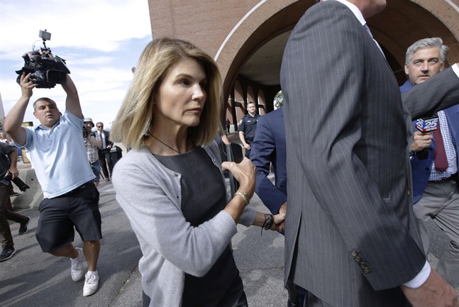 Lori Loughlin utanför en domstol i Boston förra året. Arkivbild.
