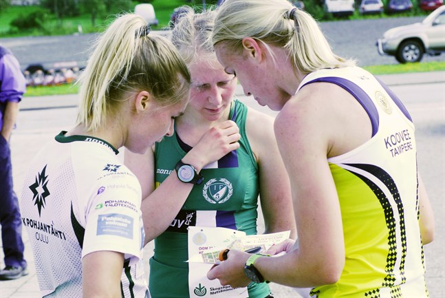 Snack över kartan efter fullgjort värv i förmiddagens damtävling. Karoliina Ukskoski (till höger) var snabbast före Kirsi Nurmi (till vänster) och Julia Järveläinen. Julia blev i sin tur distriktsmästare.