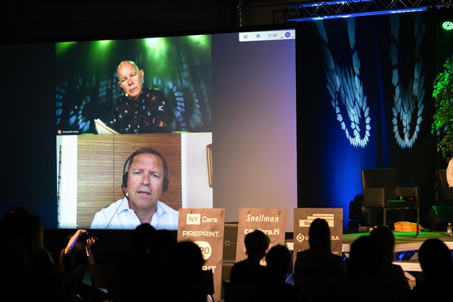 Mårten Mickos deltog i talkshowen virtuellt från San Francisco. Här i diskussion med konferencieren Kaj Kunnas.