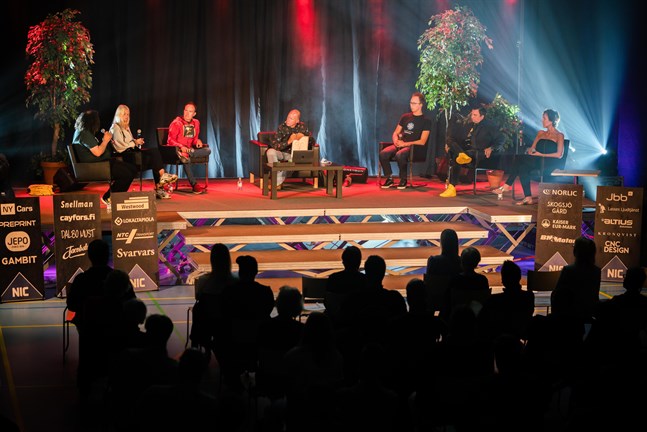 Aviv Ben-Yehuda, Jennifer Käld, Peter Vestbacka, Kaj Kunnas, Lucas Käldström, Joakim Strand och Annika Rak på scen i talkshowen Light up the tunnel.