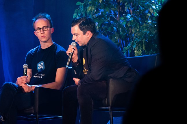 Lucas Käldström och Joakim Strand i diskussion.