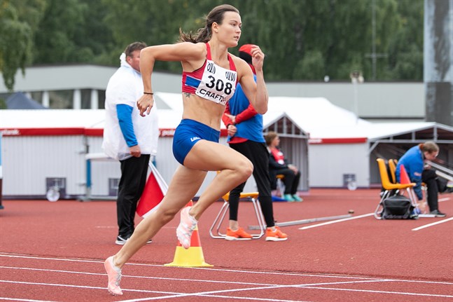 Sprintern Alina Strömberg är årets damidrottare inom ÖID.