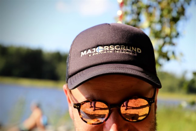 Majorsgrund har fått en logo och en webbplats på flera språk. Det här är ön som en gång var en lotterivinst och som ännu för några år sedan inte lockade finländska köpare.