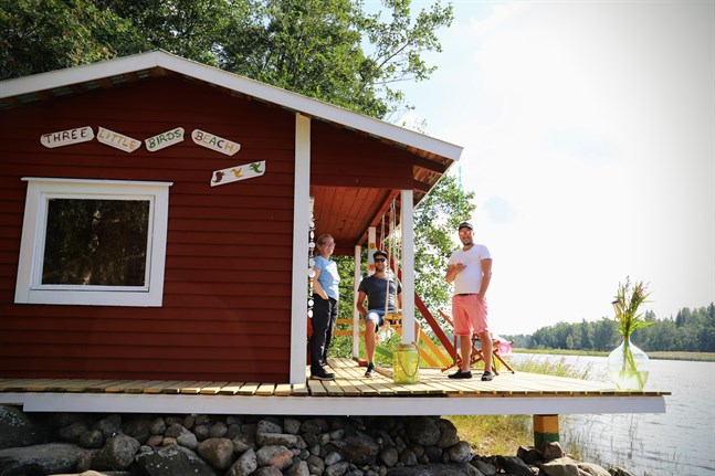 Annika Ekström, Jannis Pohl och Timo Pohl i strandbaren på Majorsgrund. Här flyttar man sig vartefter solen flyttar sig.