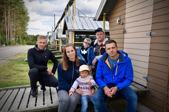 – Vi har tagit över farmerna efter våra pappor, och älskar och är stolta över vårt jobb. Österbotten är världsledande inom pälsindustrin och drar in exportintäkter till landet, säger Filip Sirén, Jimmy Envik med Igor Envik, 4 och Maria Frände samt Mikael Jungar med Amelie Jungar, 1.