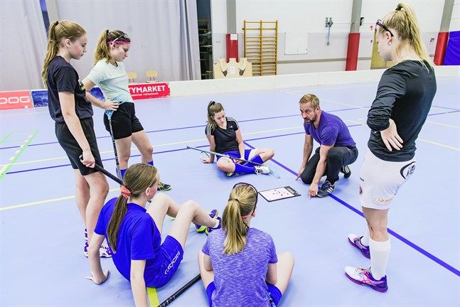Ivrig coach. Blue Fox-tränaren Kai Kangas instruerar spelarna i hur slipstenen ska dras i ett powerplay.