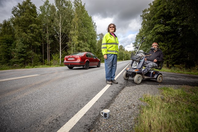 Liisa och Mauri Mäkinen vid infarten till gården i Martois. Lillkyrovägen är två körfiler. Sedan kommer dikesrenen.