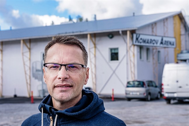 Jani Vestlin är ordförande i styrelsen för Nykarleby ishallsbolag. Coronaåren har varit kämpiga och de ökade elkostnaderna lättar inte på trycket.