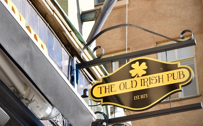En person med coronasmitta besökte puben The Old Irish Pub i början av augusti, vilket ledde till att puben stängdes.