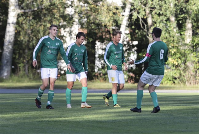 Jeremias Ketonen (andra från höger) satte 1–0 i första halvlek och firade med Miro Roukus, Joel Mäkelä och Juuso Hautala.
