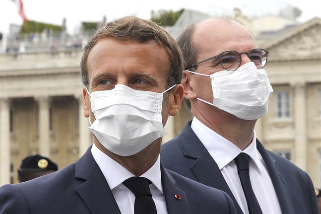 Frankrikes president Emmanuel Macron (till vänster) och premiärministern Jean Castex (till höger) vid nationaldagsfirandet i juli. Arkivbild.