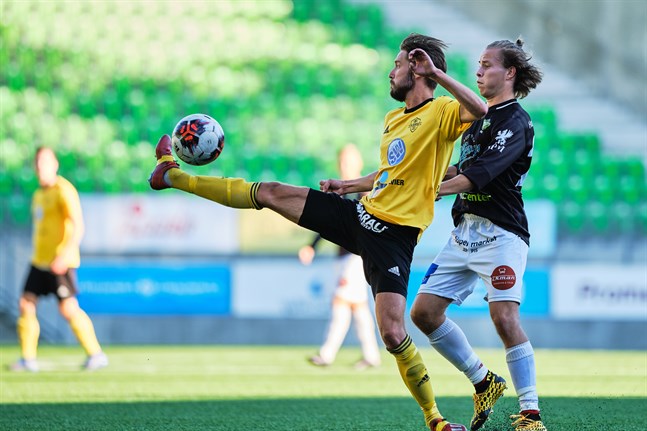 Marcel Wargh i JBK uppvaktar Amadeus Ekman i FC Kiisto, när lagen möttes i Vasa den 27 augusti.