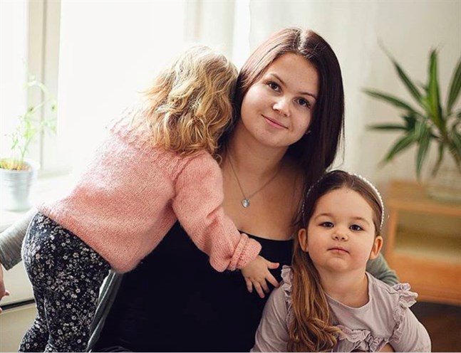 Mamma Alice Snellman skickade in en video med Saga (till höger i bild). Lillasyster Tyra står till vänster i bild.