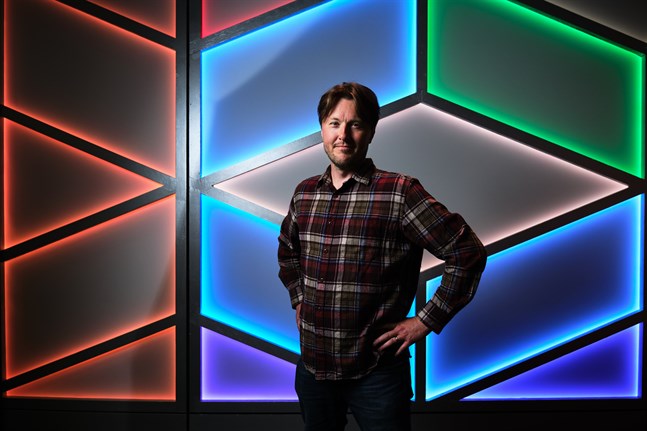 Andreas Westerbergs nyskrivna komedi "Ayn" utspelar sig på ett kontor där inredningen har futuristiska inslag, som ljusväggen i flera färger.