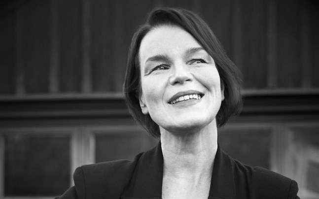 Den sverigefinska musikern och sångaren Anna Järvinen (född 1970 i Helsingfors) romandebuterar med "Dröm natten till idag:".