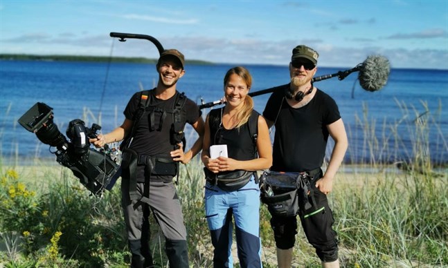 I år spelas svenska "Expedition Robinson" in i Haparanda. Här är inslagsproducenten Joanna Lindqvist tillsammans med sitt team: Alexander Lavold till vänster och Rasmus Wedin till höger.