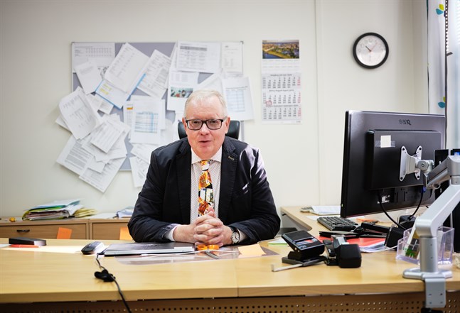 I takt med att Rabbe Eklund tömt sitt rum har också skrivbordsytan hittat fram.
