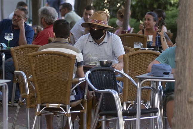 Drinkar och tapas intas på en bar i Madrid i Spanien. Madrid är särskilt utsatt i den senaste vågen av coronasmittade.