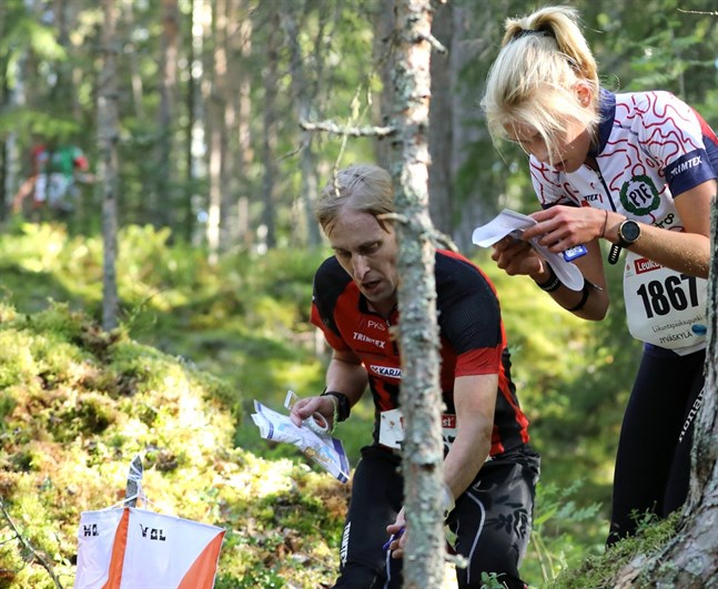 Pargas IF:s Alexandra Enlund (till höger) tog sig till A-final med en sjätteplats i sitt heat.