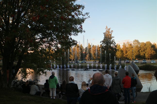 Trots att det rörde sig mycket folk under veneziadlördagen i Karleby inträffade inga större olyckor. Fontänshowen har lockat mycket folk i helgen.