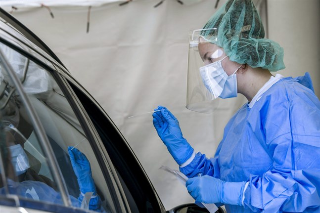 Mejlans sjukhus erbjuder coronatestning vid en drive-in vid sjukhusområdet. Det kan ta över en vecka att få besked om sitt coronatest inom Helsingfors och Nylands sjukvårdsdistrikt.